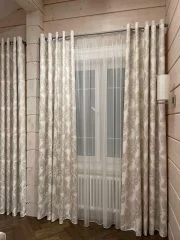 Двухрядный карниз в деревянном интерьере
