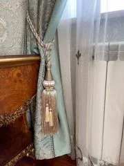 Подхват для шторы с кистью